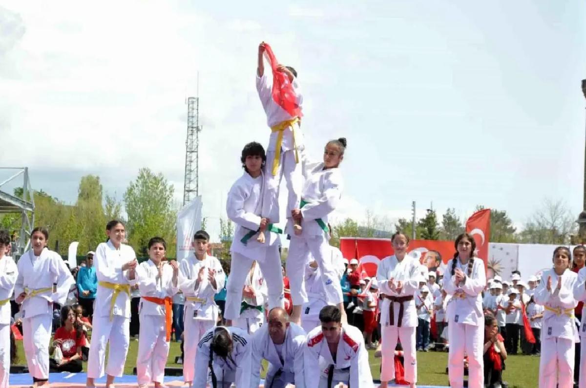 Kars’ta 19 Mayıs Atatürk’ü Anma Gençlik ve Spor Bayramı Coşkuyla Kutlandı
