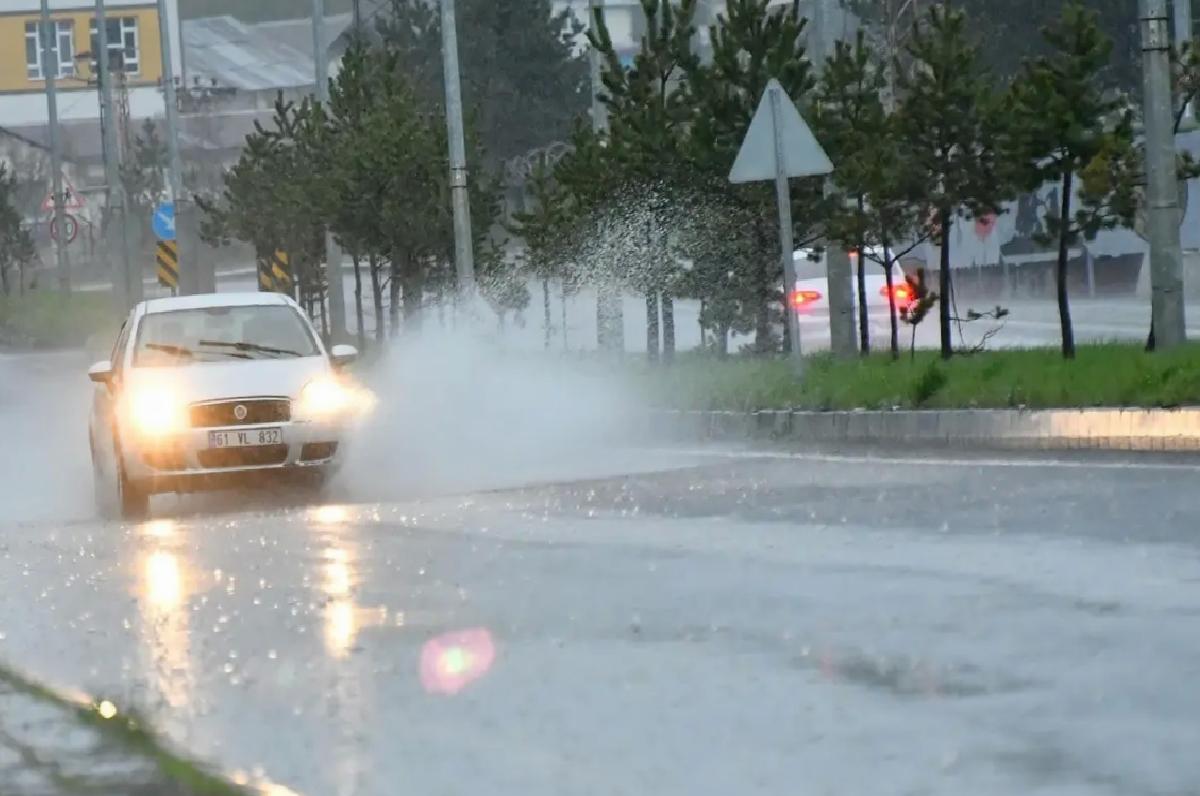 Kars’ta Dolu ve Sağanak Hayatı Olumsuz Etkiledi