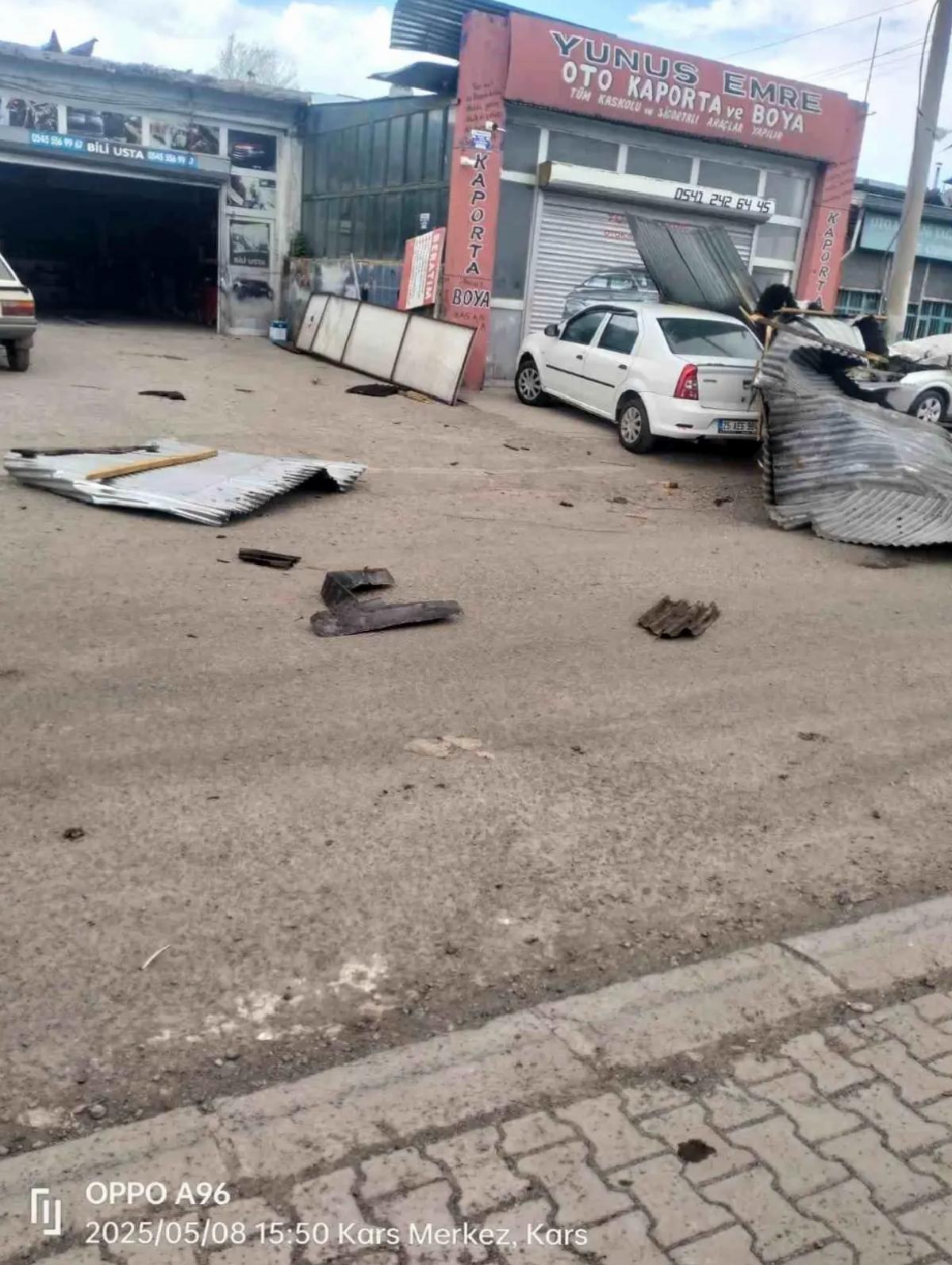 Kars’ta Şiddetli Rüzgar Çatıları Uçurdu