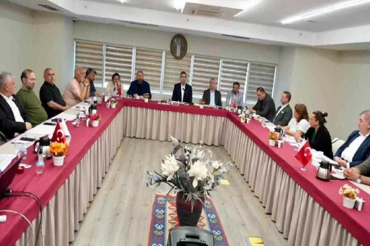 Kartal’da Muhtarlar Toplantısı: Kentsel Dönüşüm ve Deprem Güvenliği Konuları Ele Alındı