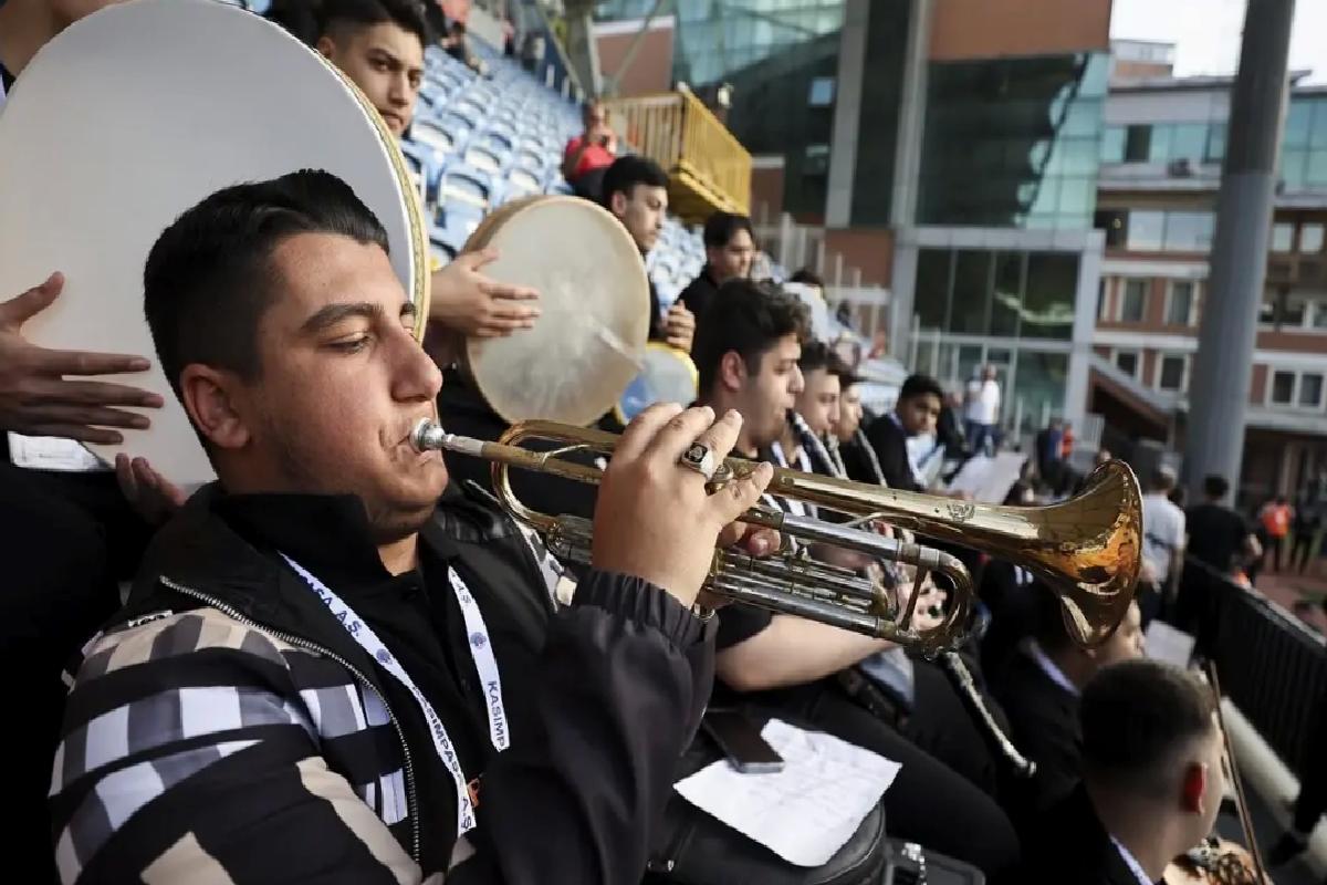 Kasımpaşa-Trabzonspor maçı öncesinde müzik etkinliği düzenlendi