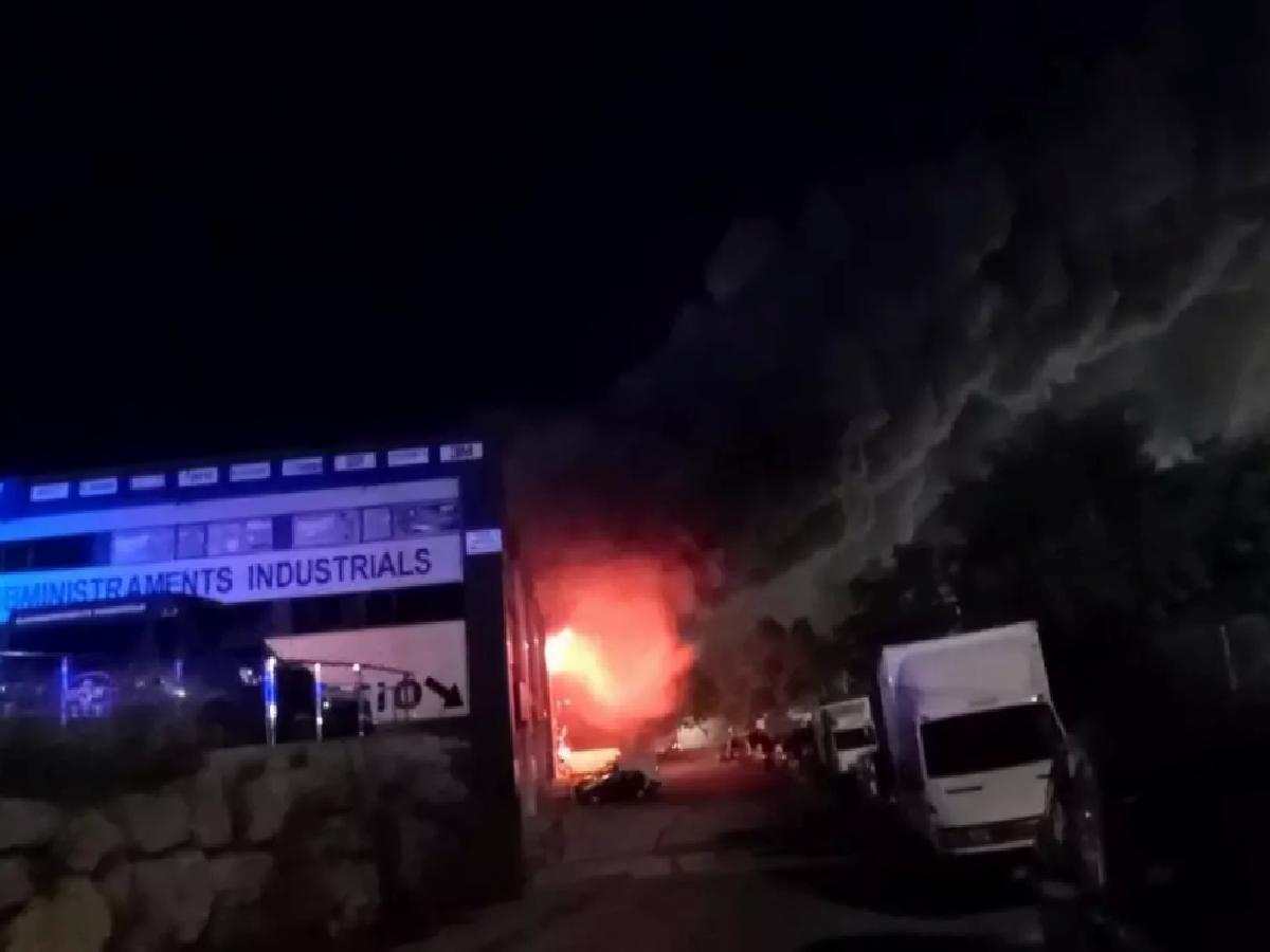 Katalonya’da Temizlik Ürünleri Deposunda Yangın: 160 Bin Kişiye Dışarı Çıkmamaları Uyarısı