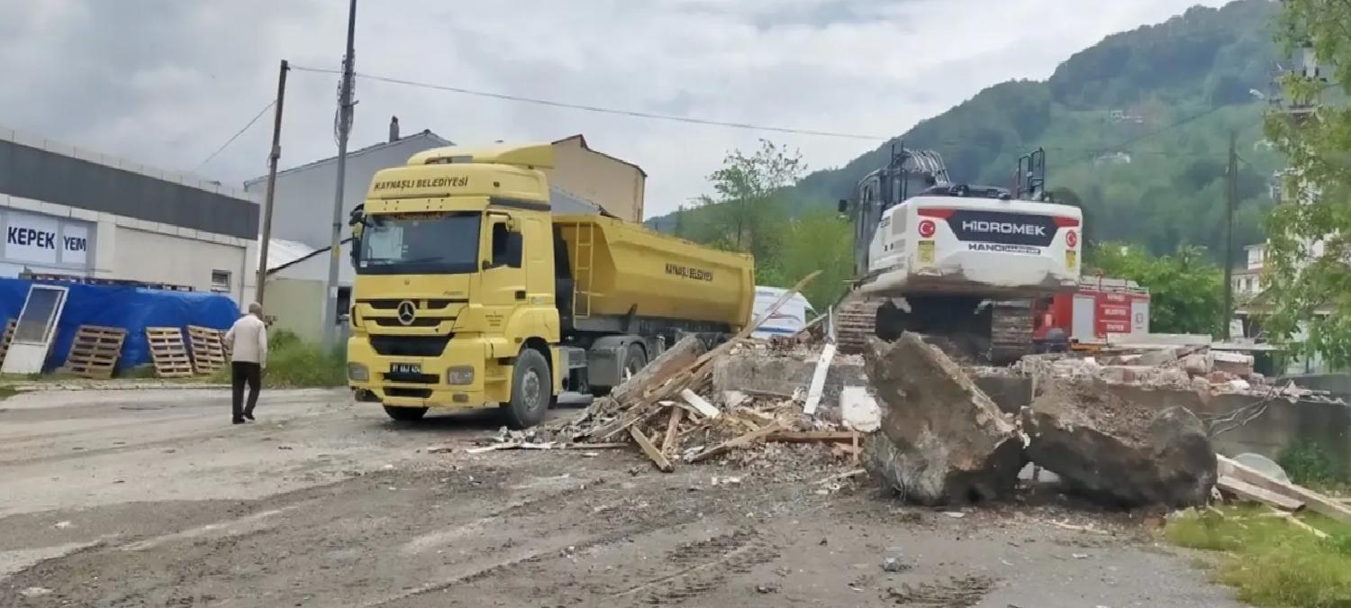 Kaynaşlı’da Geçici İş Yerlerinin Yıkımı Başladı