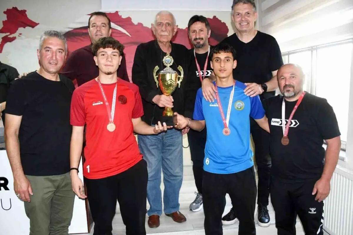 Kayseri Süper U-18 Ligi Şampiyonları Ödüllerini Aldı