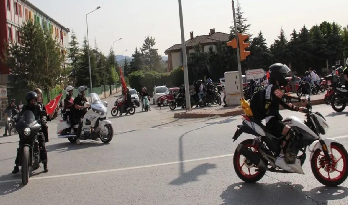Kayseri’de motosiklet tutkunları 19 Mayıs’ı şehir turuyla kutladı