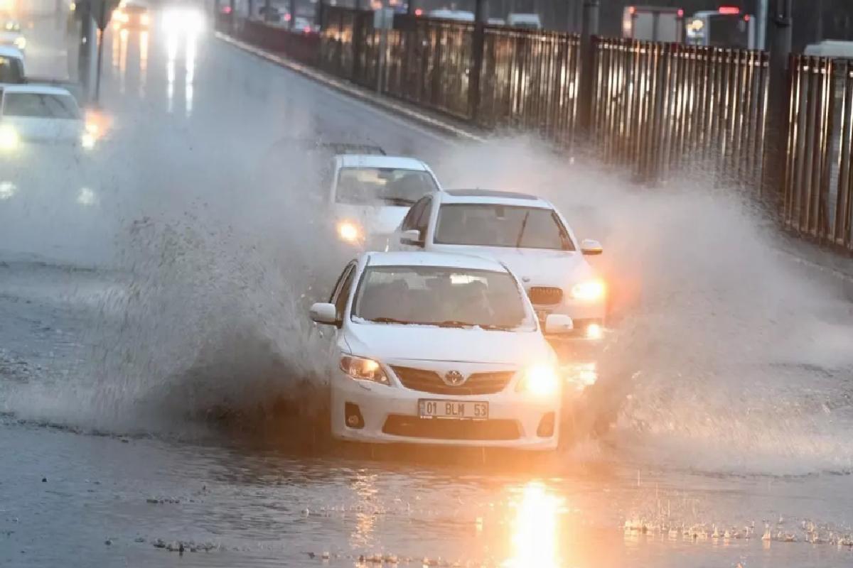 Kayseri’de Sağanak Yağış Hayatı Olumsuz Etkiledi