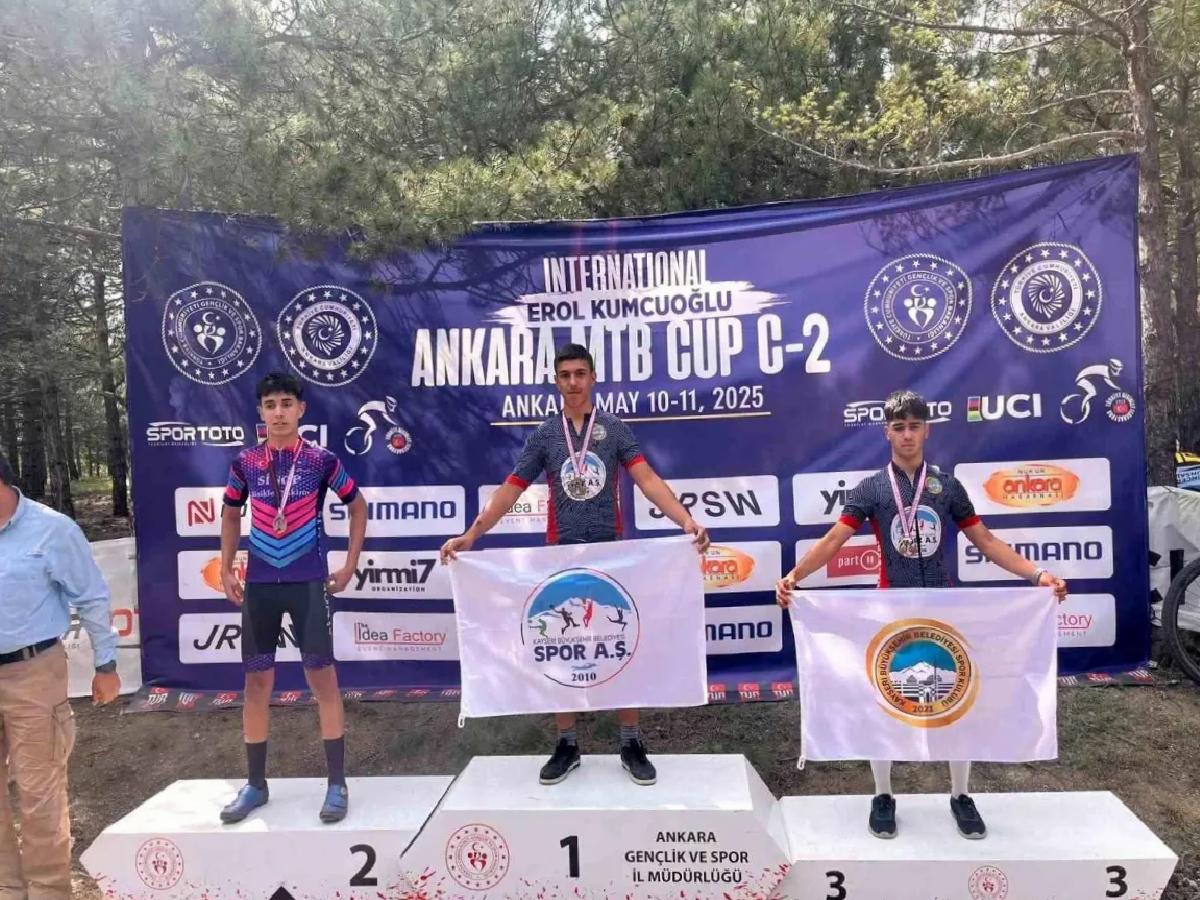Kayserili Bisikletçiler Ankara MTB Cup’ta Altın ve Bronz Madalya Kazandı