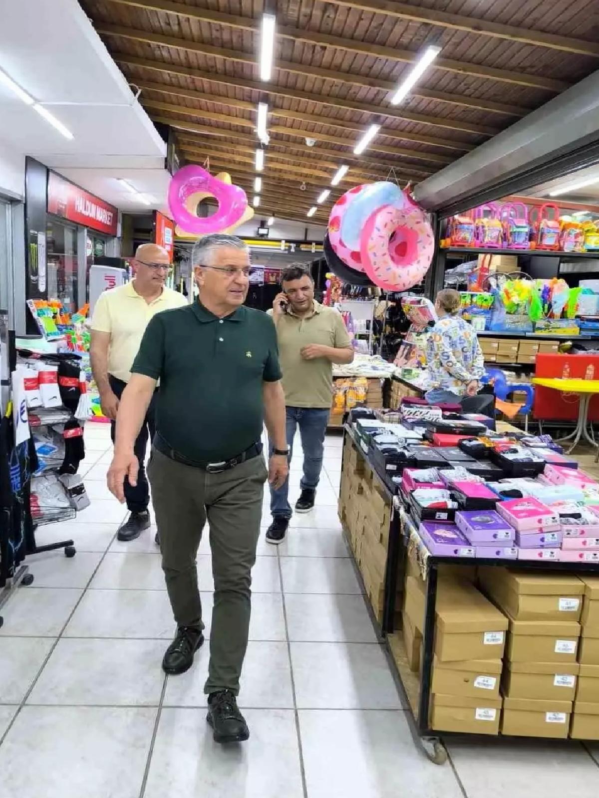 Kemer Belediye Başkanı Topaloğlu, Beldibi Esnafını Ziyaret Etti