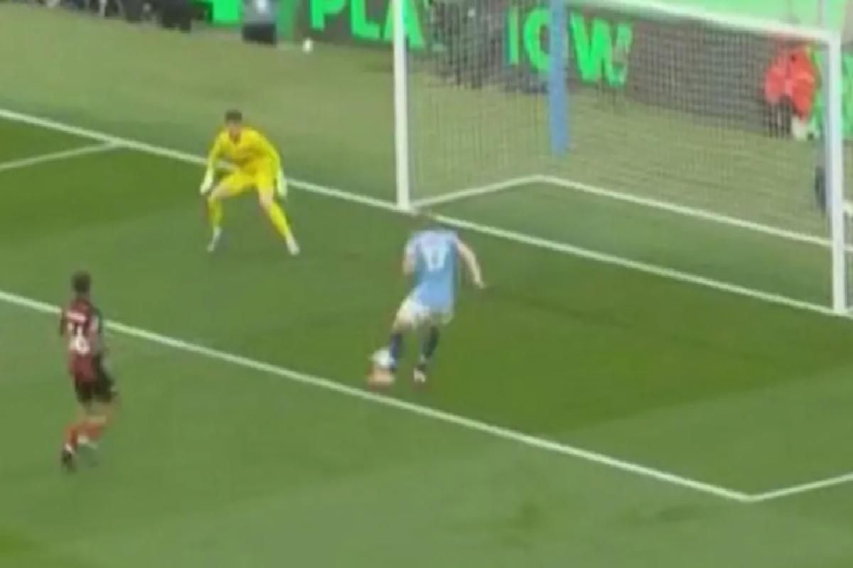 Kevin De Bruyne Etihad’daki son maçında inanılmaz bir gol kaçırdı