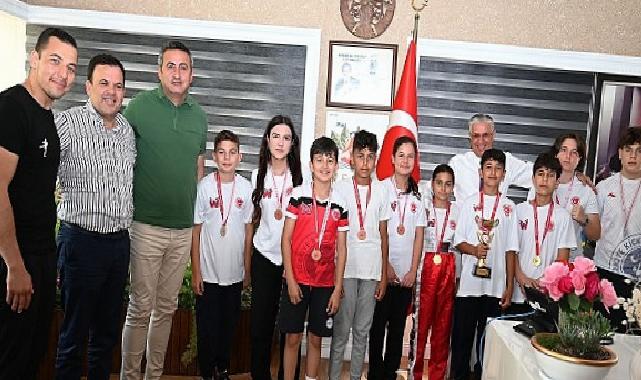 Kick Boks sporcuları başarılarını Başkan Topaloğlu ile paylaştı