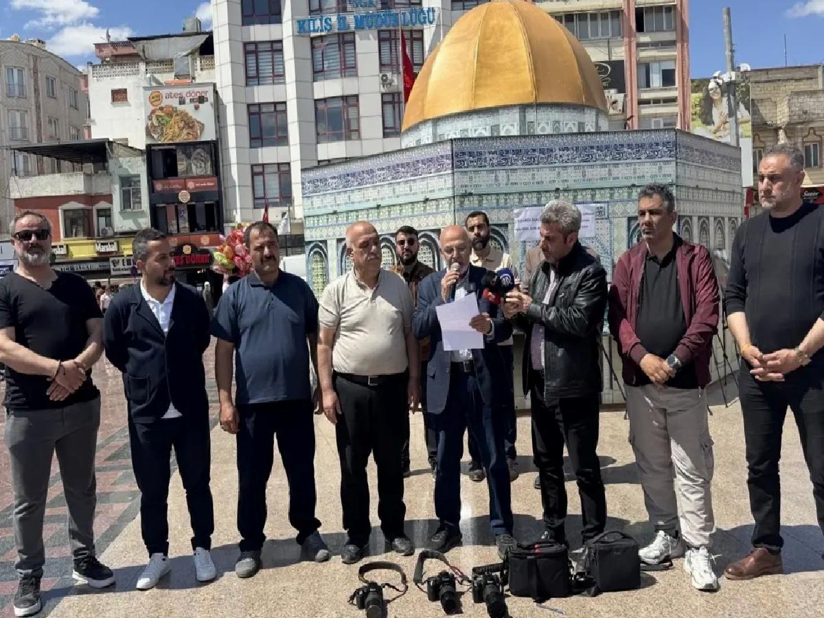 Kilis’te gazeteciler İsrail’in 212 meslektaşını öldürmesini kameralarını yere bırakarak protesto etti