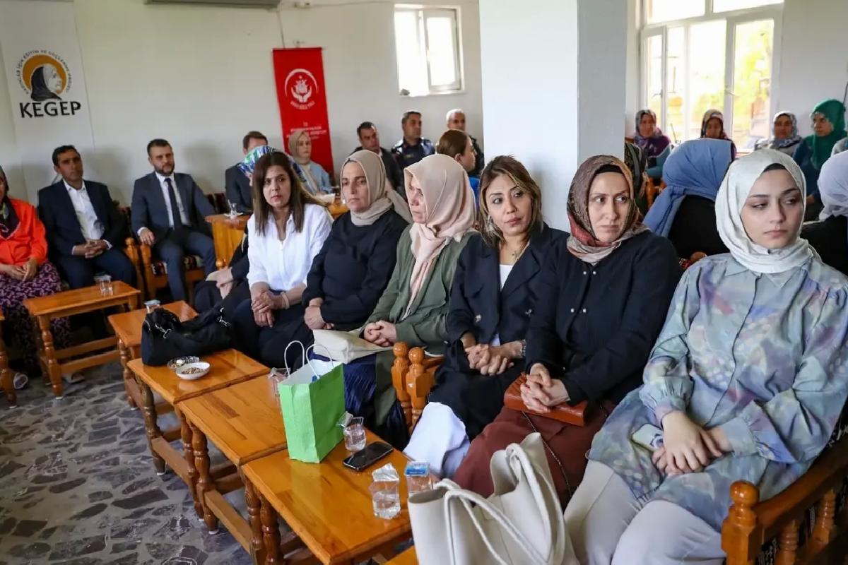 Kırsaldaki mahalleleri gezen ekipler kadınların kamu hizmetlerine ulaşmasını sağlıyor