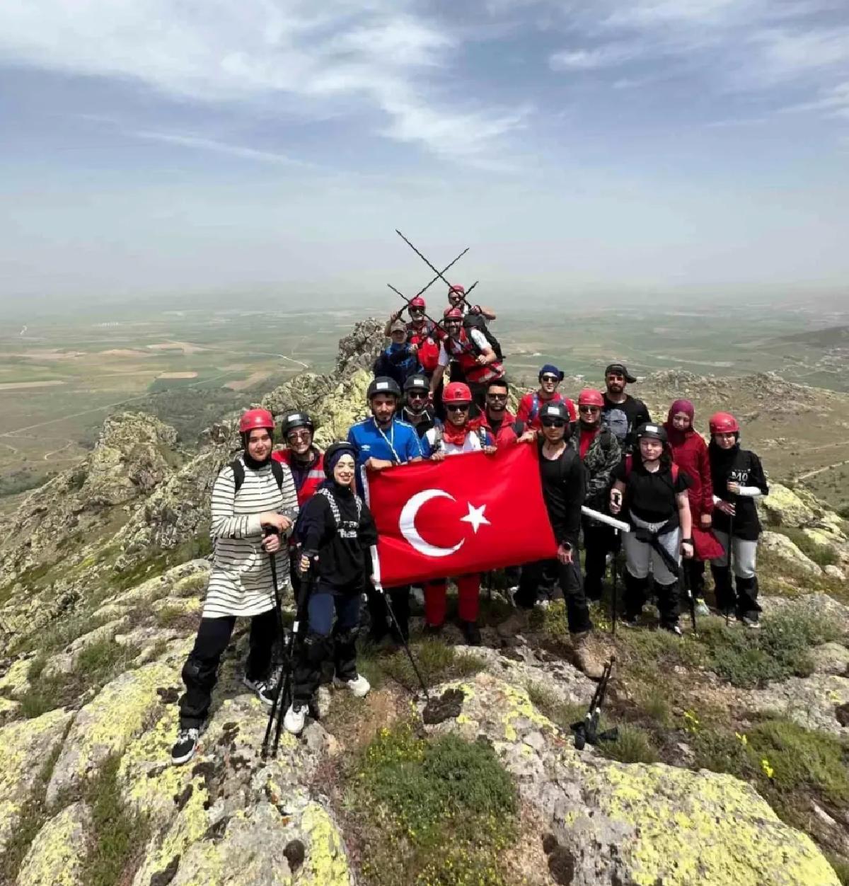 Kırşehir’de Dağcılar 19 Mayıs’ı Zirvede Kutladı