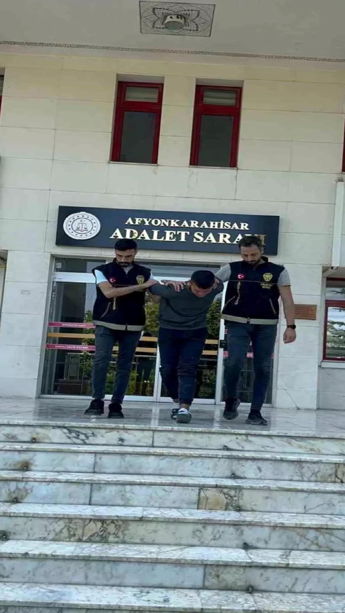 Kız Arkadaşını Jiletle Öldüren Zanlı Mahkemede