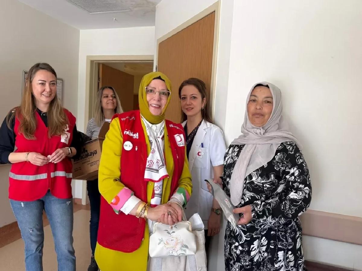 Kızılay’dan Anneler Günü Ziyareti