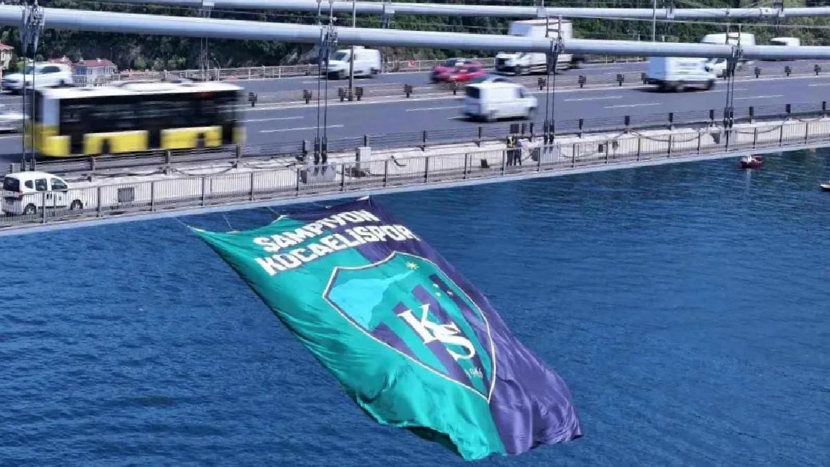 Kocaelispor’un Şampiyonluk Bayrağı İki Köprüye Asıldı