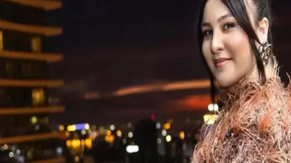 Komedyen Yasemin Sakallıoğlu’nun 12 kiloluk kıyafeti gündem oldu