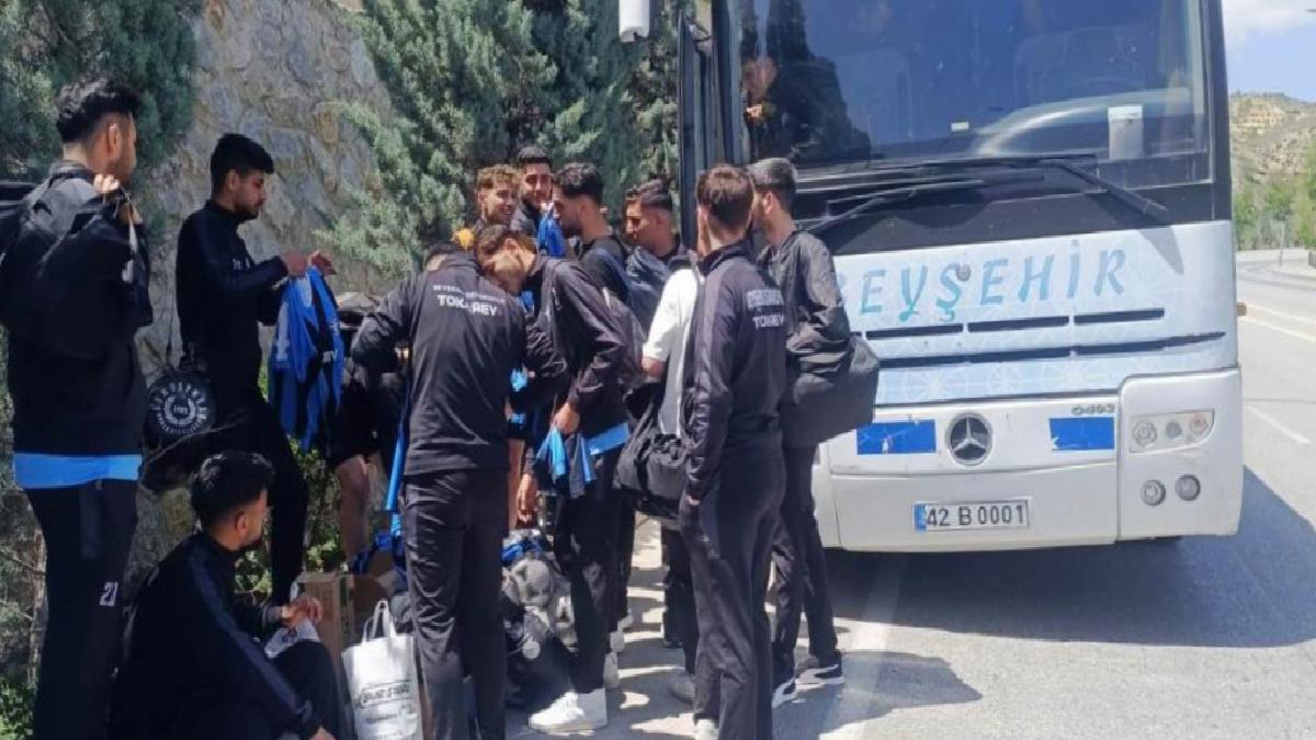 Konya’da kafile otobüsünün lastiği patlayınca futbolcular taksiyle maça yetiştirildi