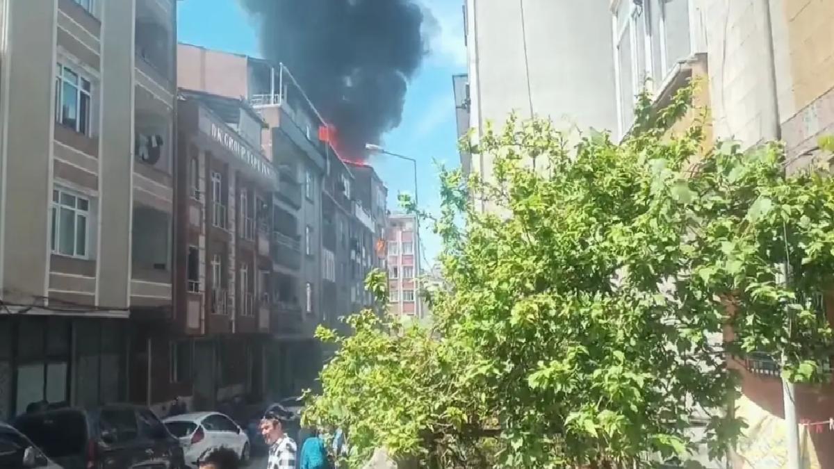 Küçükçekmece’de Çatı Katında Yangın