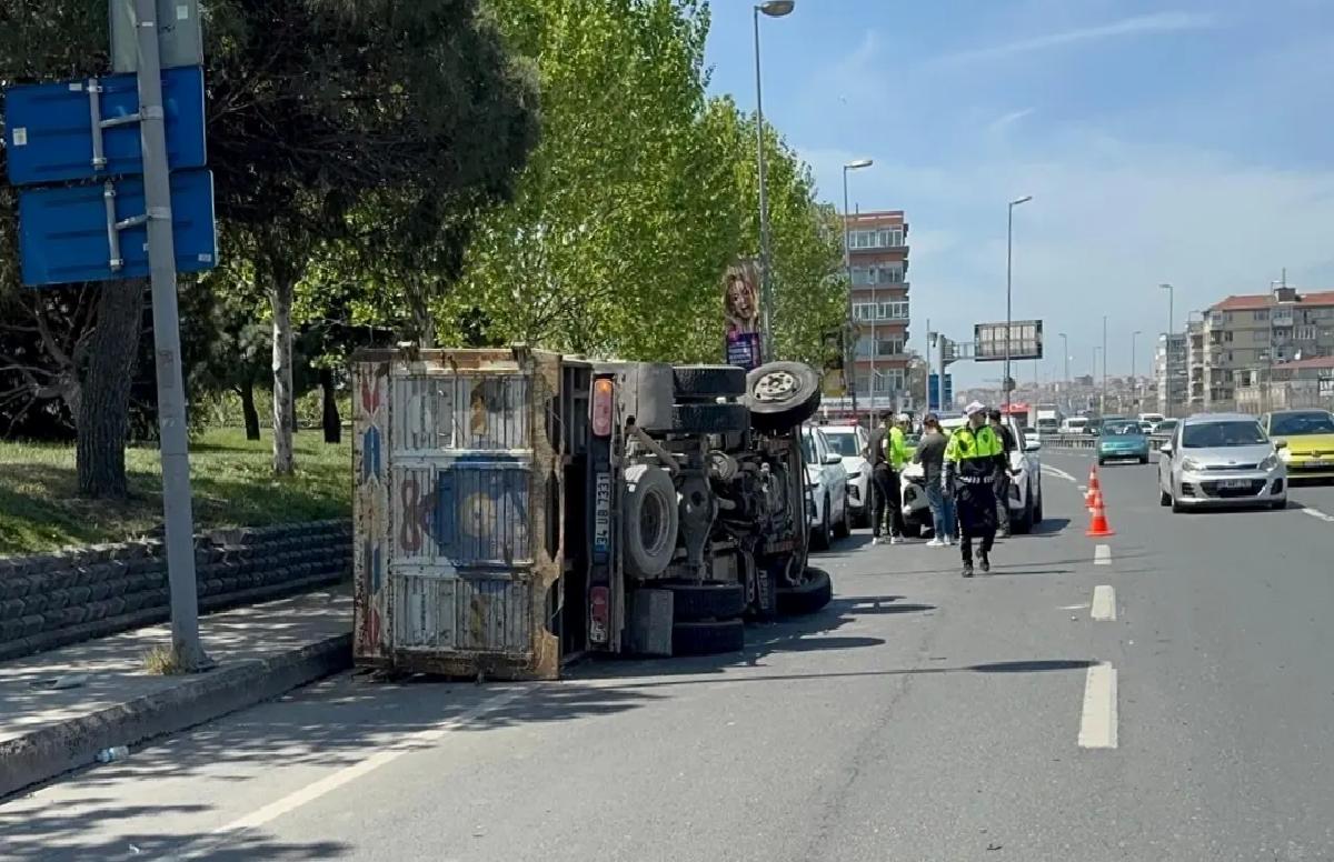 Küçükçekmece’de Kamyon Devrildi: 2 Yaralı