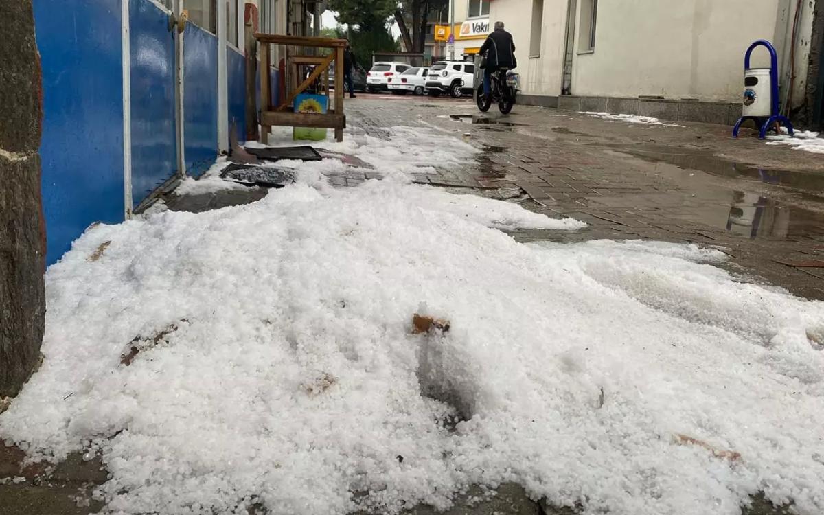 Kula’da Dolu ve Sağanak Hayatı Olumsuz Etkiledi