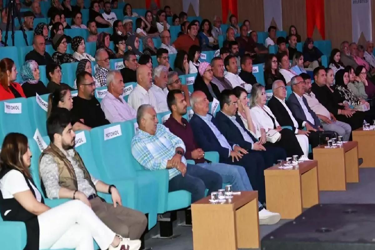 Kumluca’da ‘Borazan TV’ Tiyatro Oyunu Sahnelendi