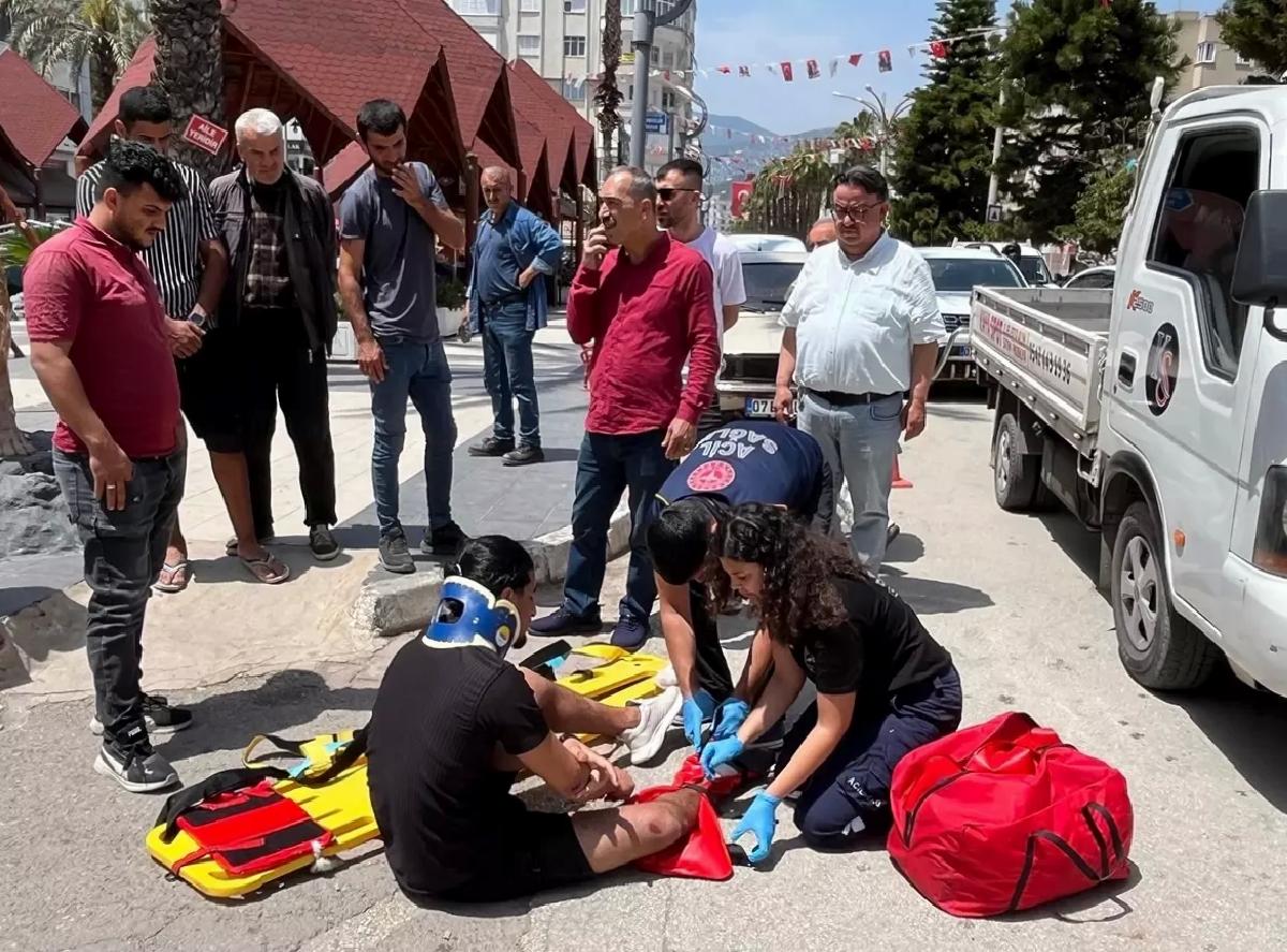Kumluca’da Kamyonet ile Motosiklet Çarpıştı