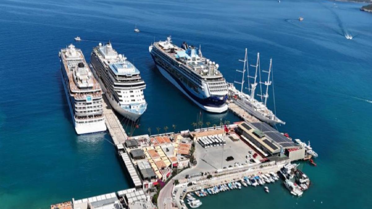 Kuşadası bir günde 5 kruvaziyer ağırladı
