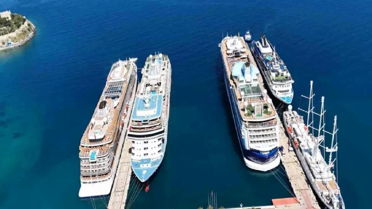 Kuşadası’na 5 Kruvaziyer Gemisiyle 4.902 Turist Geldi