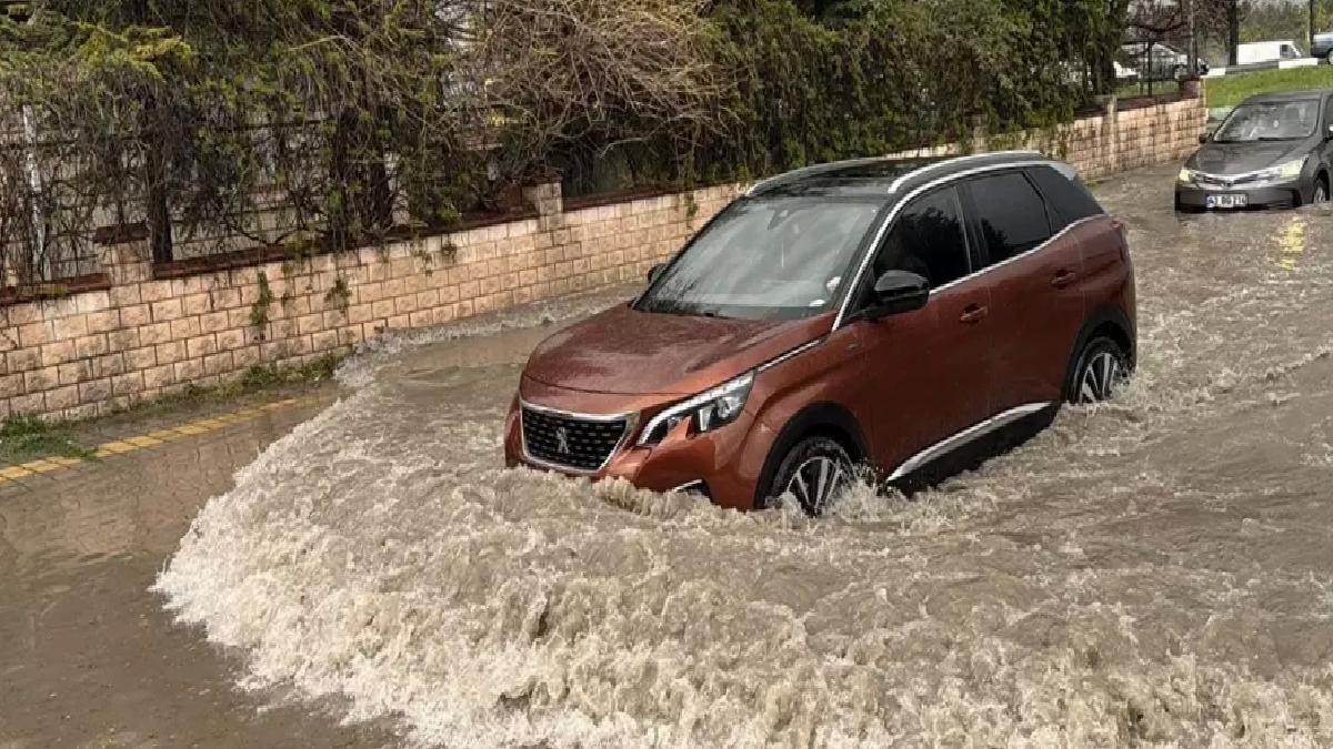 Kütahya’da Sağanak Yağış Hayatı Olumsuz Etkiledi