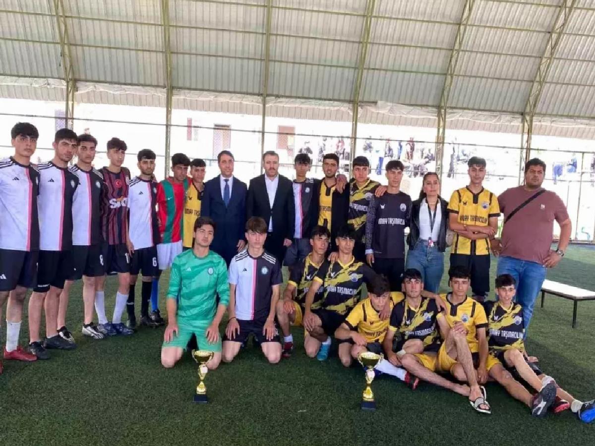 Liseler arası futbol turnuvası birincisi kupasını Kaymakam Yurdagül’den aldı