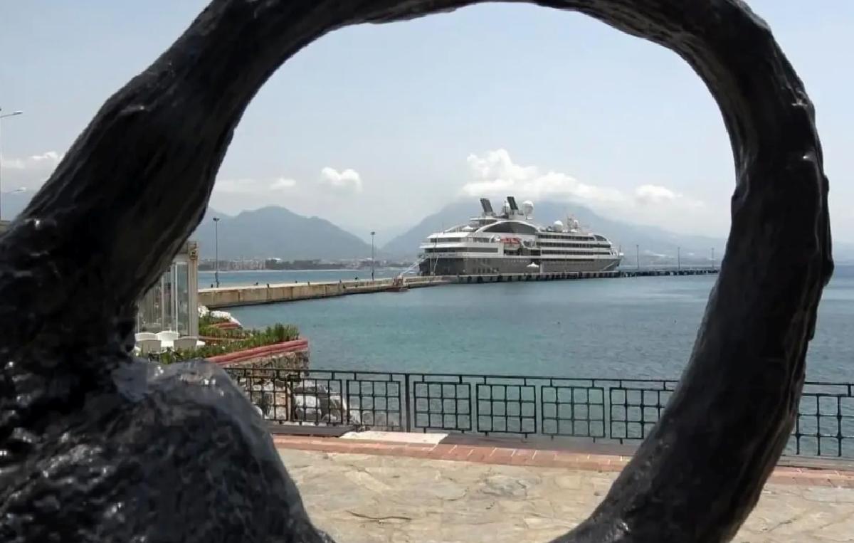 Lüks Kruvaziyer Alanya’ya Demirledi