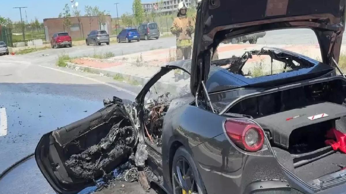 Lüks Otomobil Yangında Küle Döndü