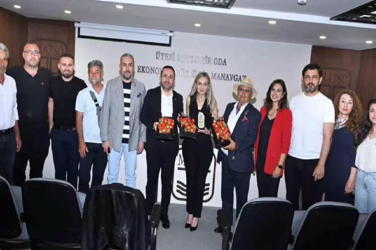 Manavgat’ta Topraksız Tarım ve Çilek Üretimi Gelişiyor
