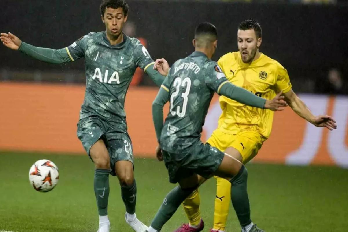 Manchester United ve Tottenham Finalde
