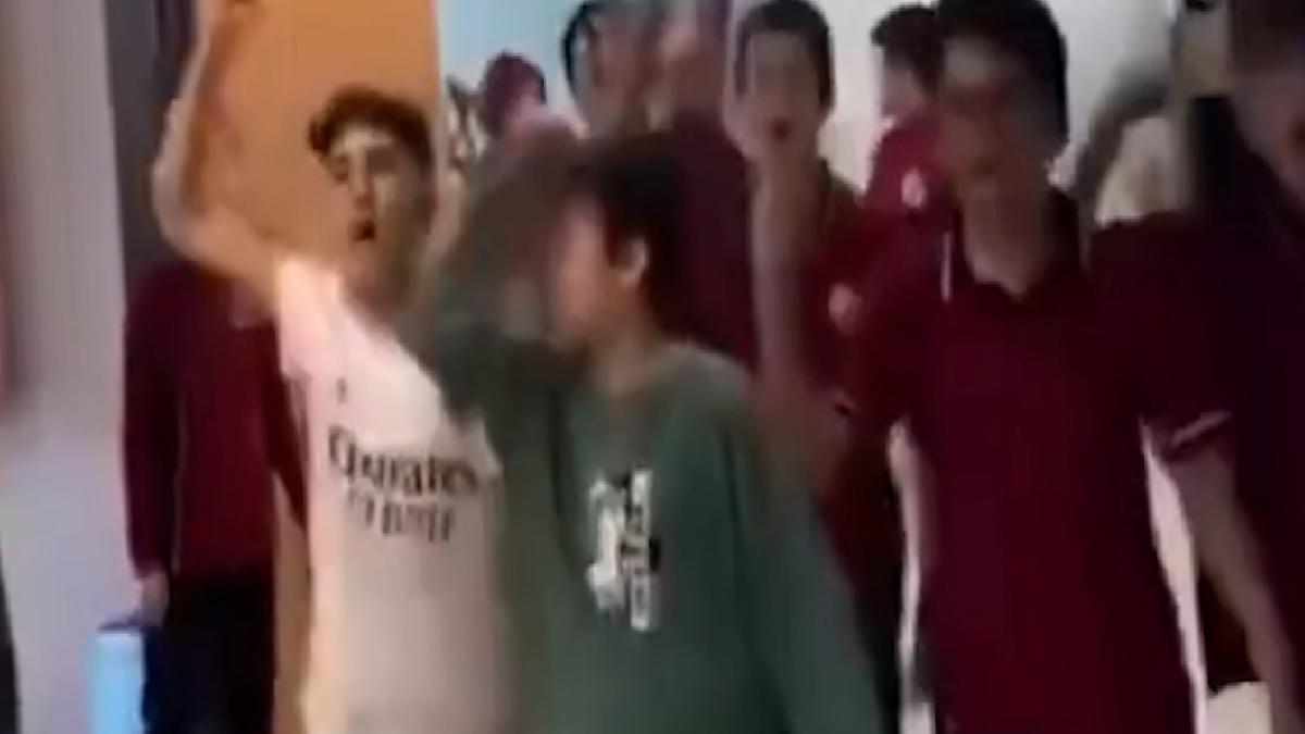 Manisa’da küçük çocuklardan ‘Ali Koç istifa’ tezahüratları