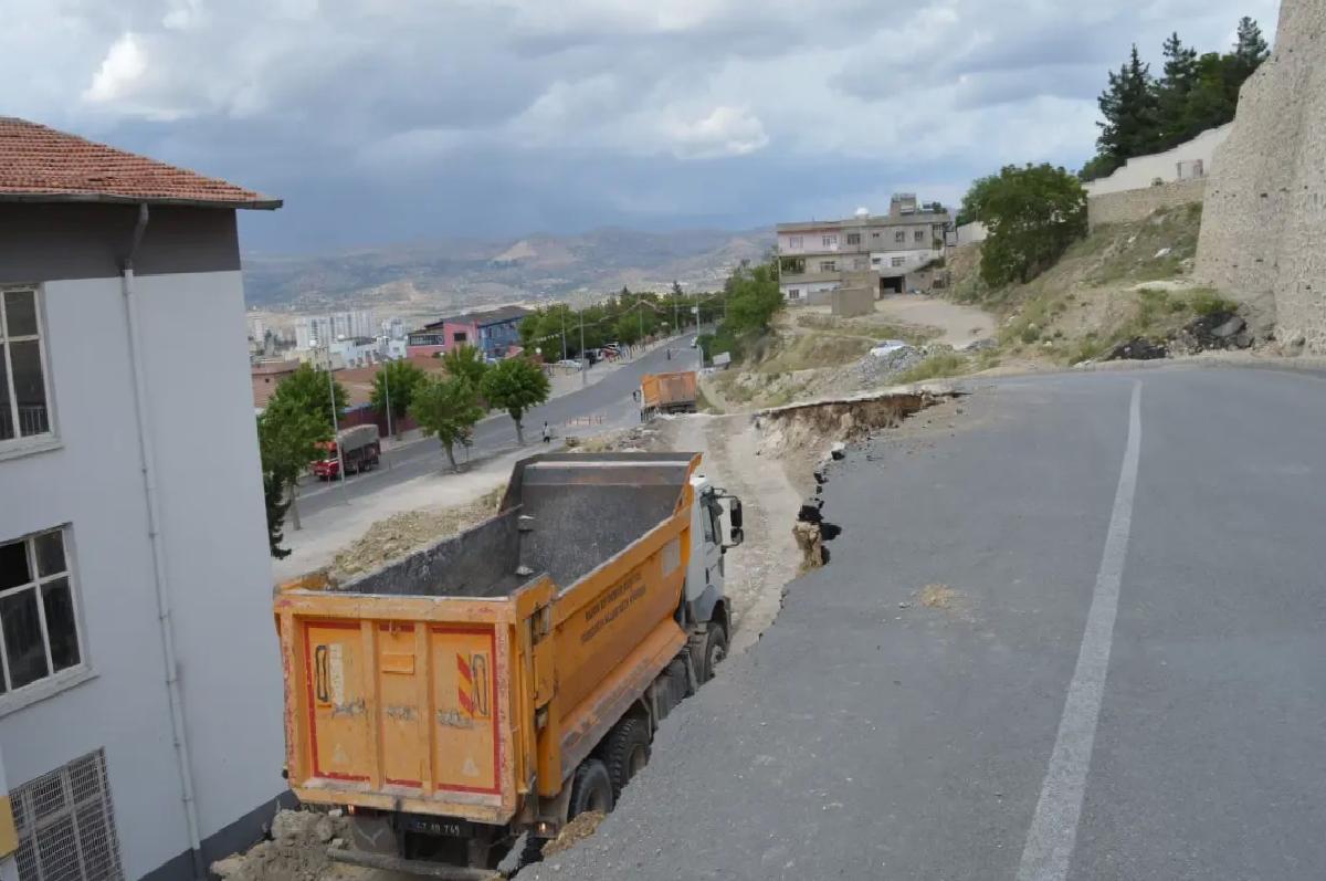 Mardin’de Yol ve İstinat Duvarı Okulun Bahçesine Çöktü