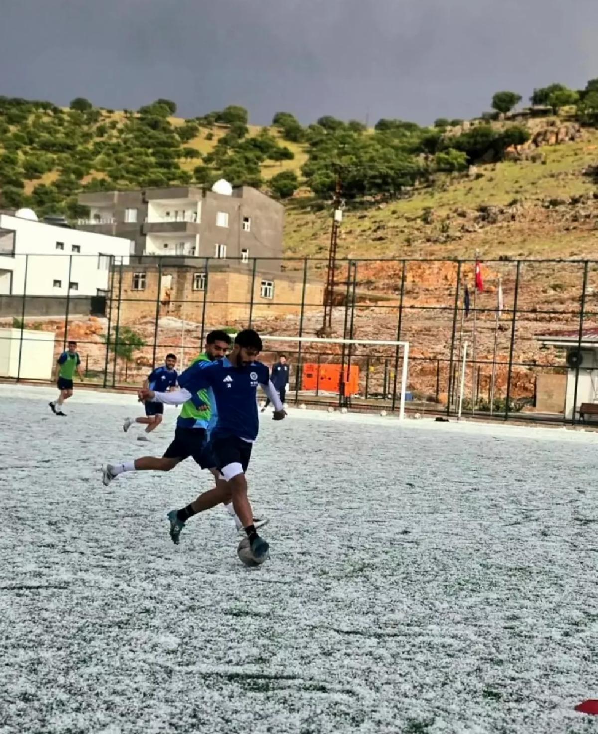 Mazıdağı Fosfatspor Doluya Rağmen Çalışıyor
