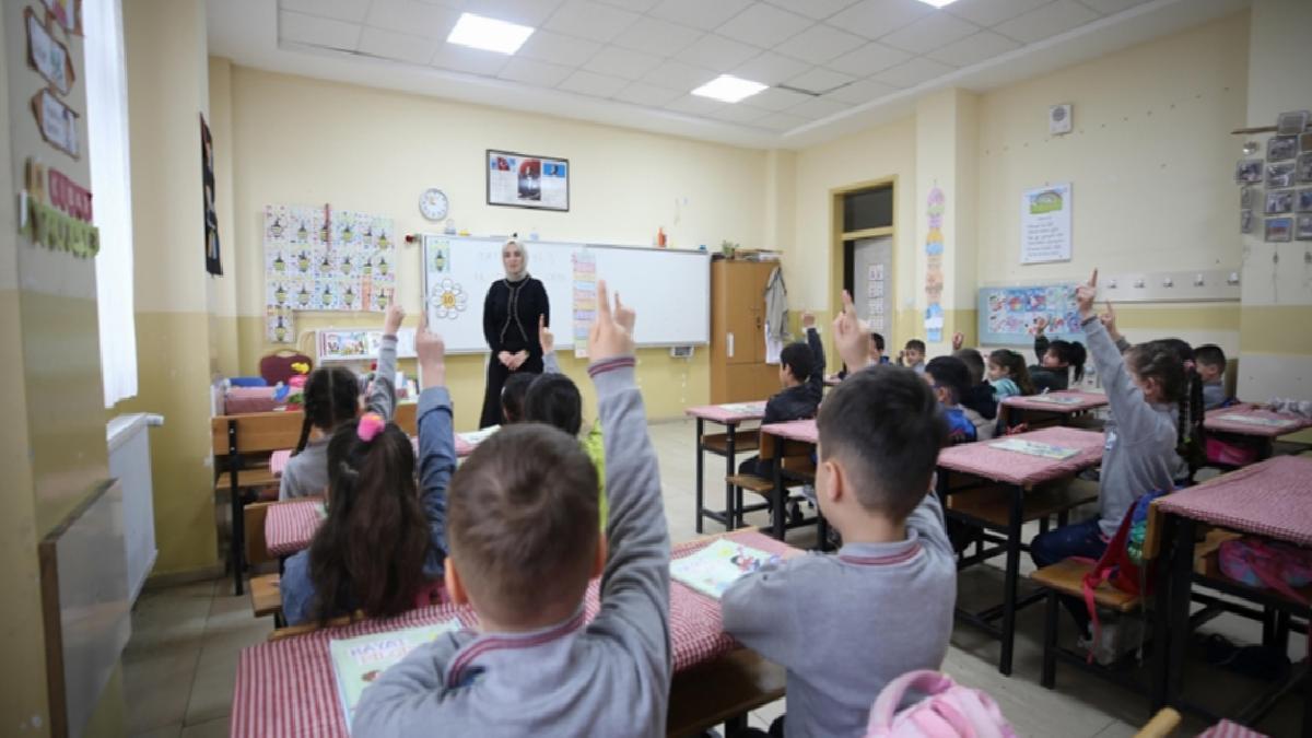 MEB: Öğretmenlerin şehir içi yer değiştirme başvuruları başlıyor