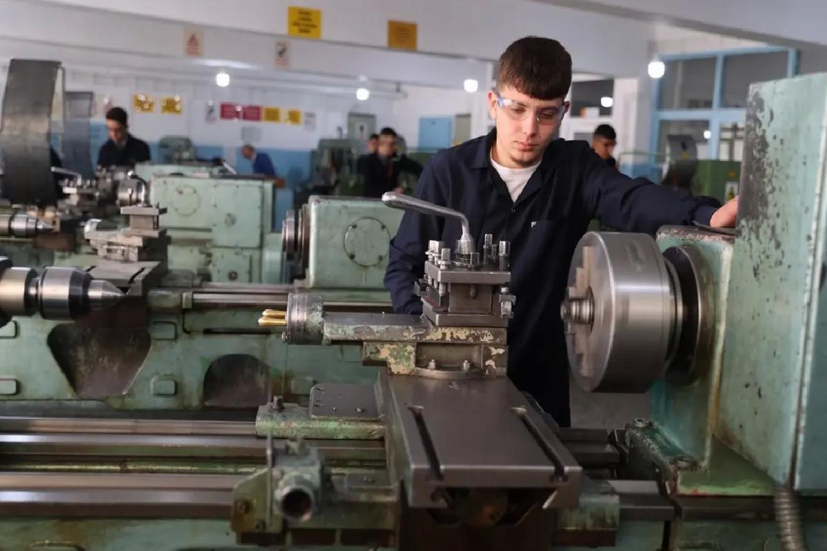 Meslek Lisesi Öğrencileri Üretime Katkı Sunuyor