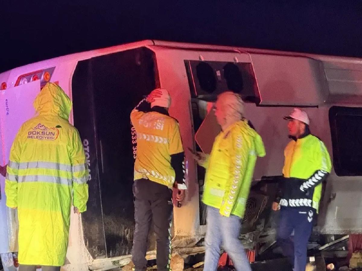 Minibüs Devrildi: 1 Ölü, 22 Yaralı