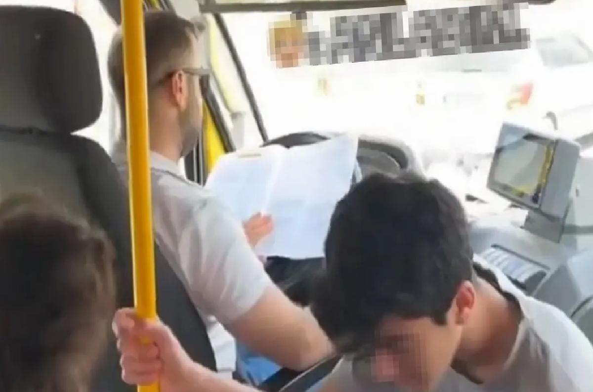 Minibüs Şoförü Seyir Halinde Kitap Okudu