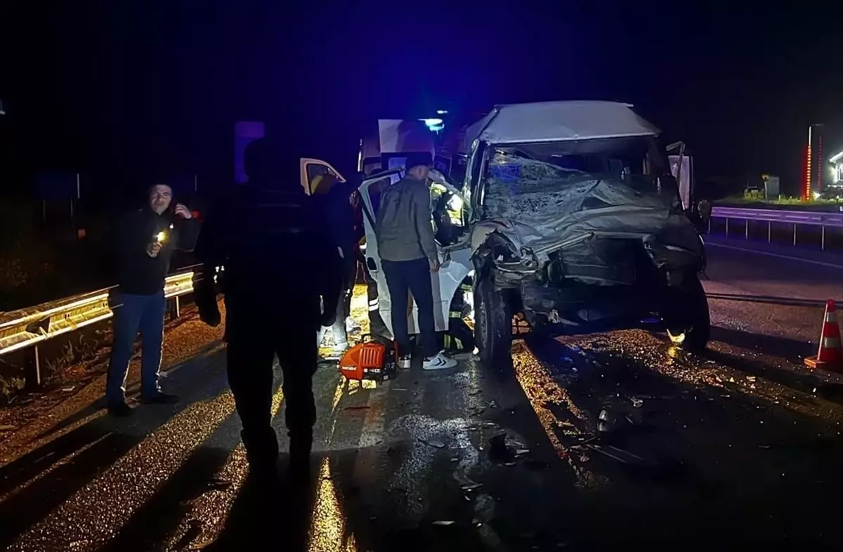 Minibüs Tıra Çarptı, 2 Yaralı