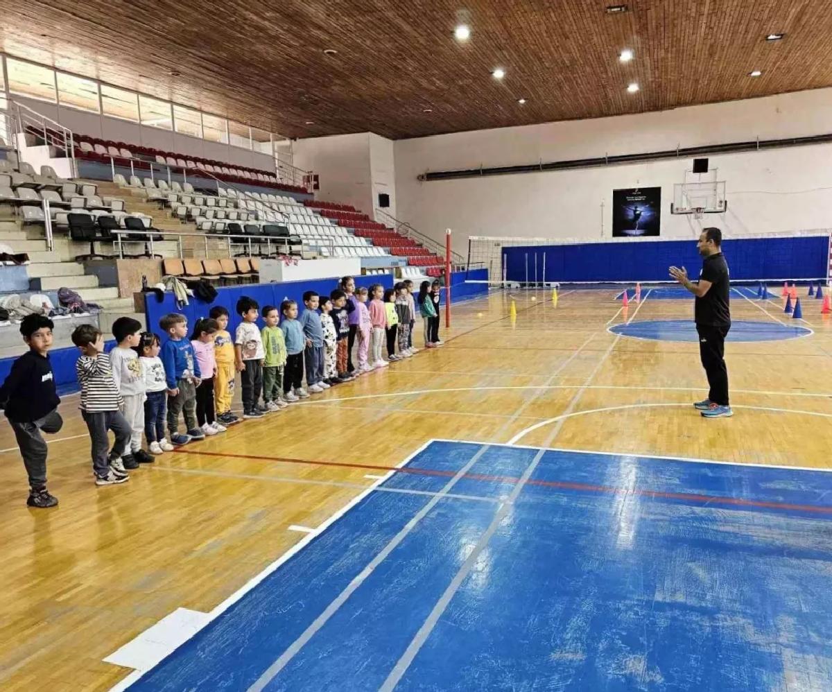 Minik Sporculardan Voleybol Etkinliği