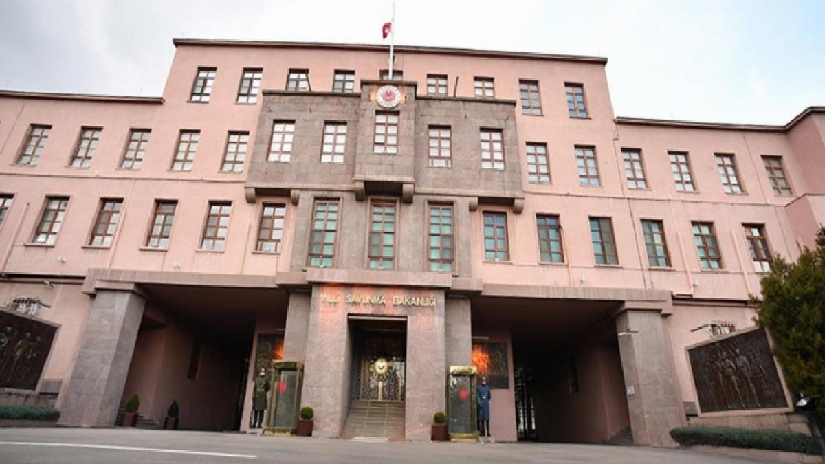 MSB: SH-70 helikopterimiz teknik bir arıza nedeniyle denize acil iniş yaptı