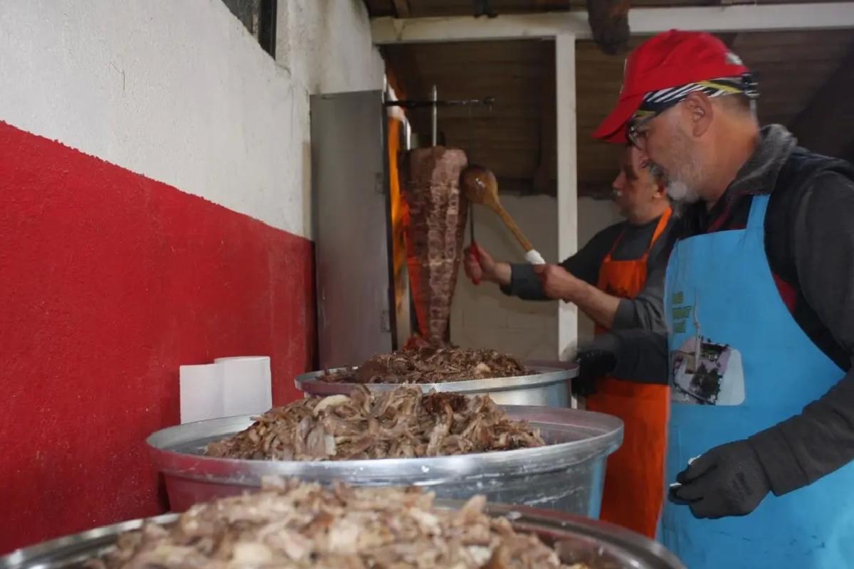 Müezzin Bekir Arslan’dan Öğrencilere Döner İkramı