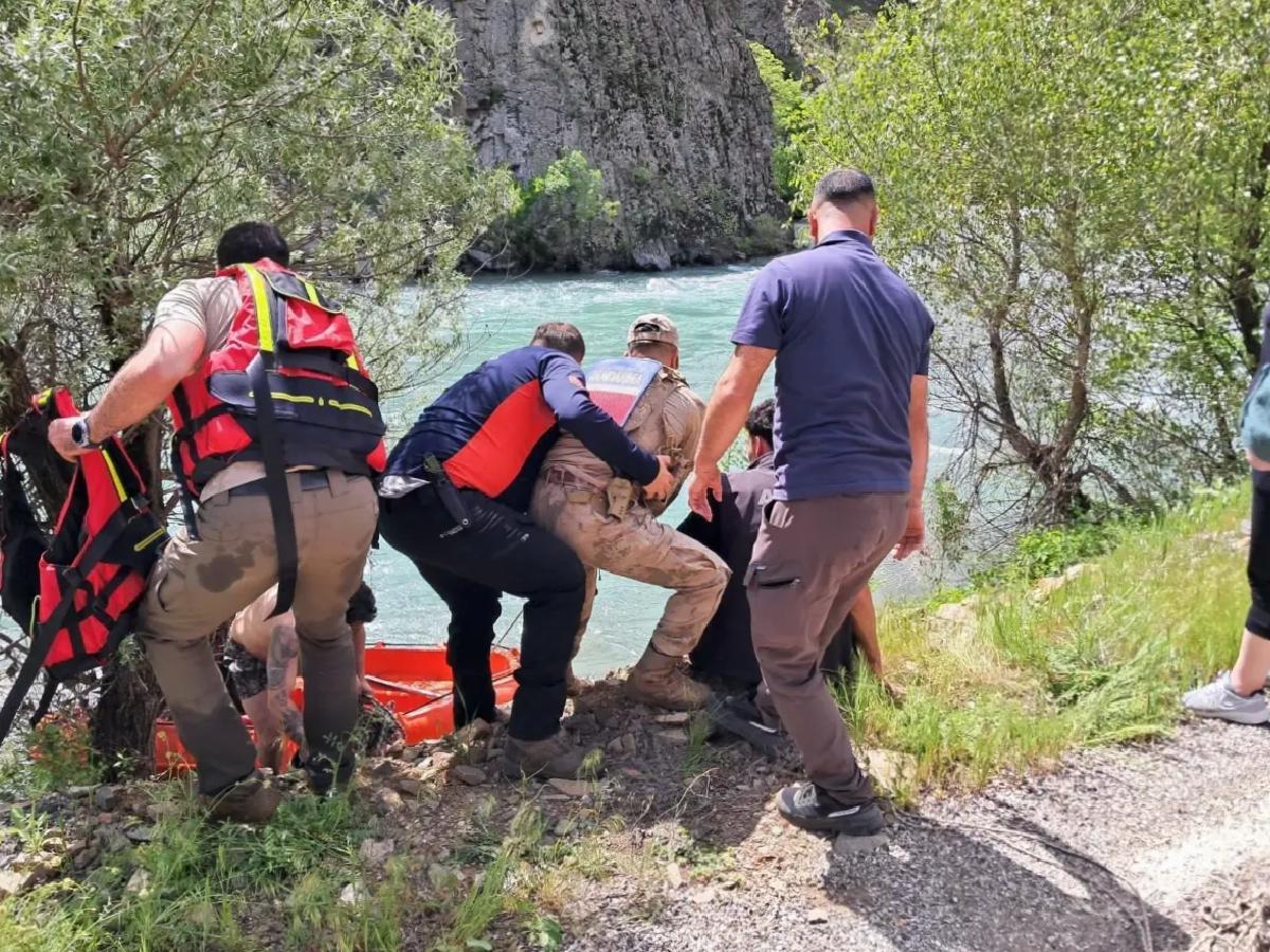 Munzur Nehri’nde Mahsur Kalan Kişi Kurtarıldı