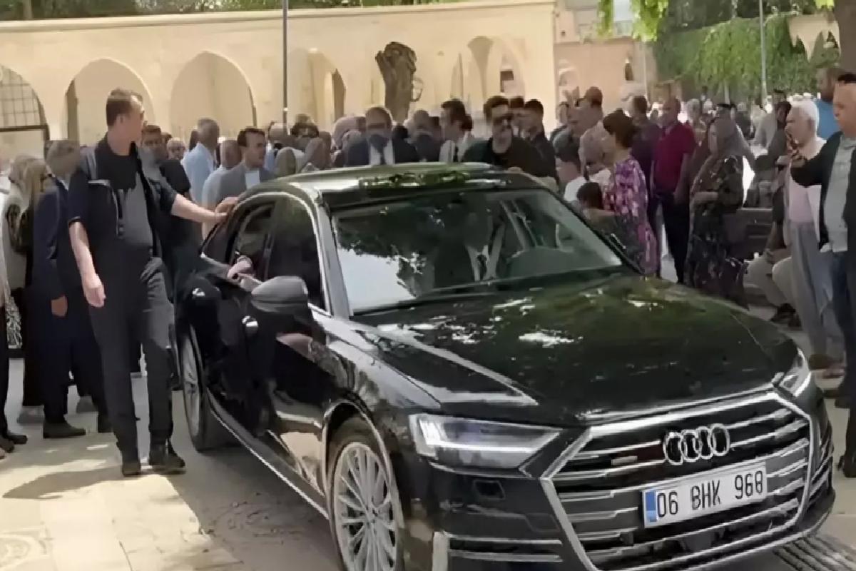 Müsavat Dervişoğlu kutsal mekana makam aracıyla girdi