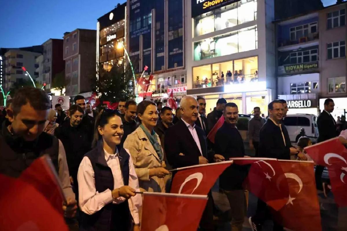 Muş’ta meşaleli gençlik yürüyüşü düzenlendi