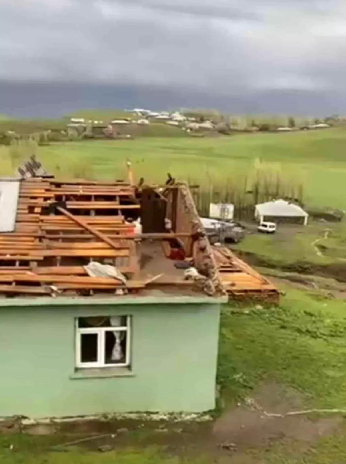 Muş’ta Şiddetli Fırtına: Çatılar Uçtu, Ağaçlar Devrildi